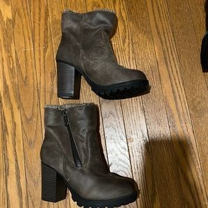 Brand NEW heeled brown boots size 7